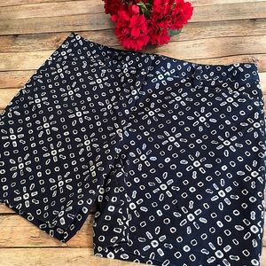 Lands End Blue & White Print Women's Shorts Size 14P Mid Rise